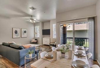 Luxe Main Floor Family Friendly Apt King Beds has rooms with a private hot tub