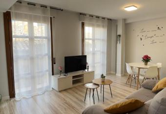 Casa Alberto 2 izda allows 18 year olds to book a room