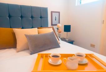    Miraflores c  ntrico   Peque  o/TV con Netflix allows 18 year olds to book a room