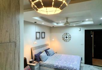 Cozy & Comfortable Studio Apt in Bahria Phase 7 has Balcony rooms