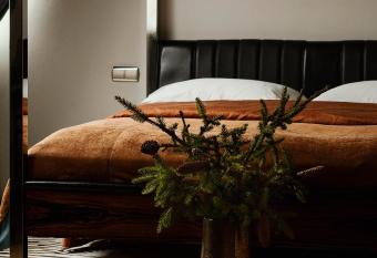 Hotel Monopol has rooms with a private hot tub