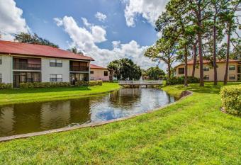 Cozy & Bright. Minutes from Anna Maria Island+++ has rooms with a private hot tub