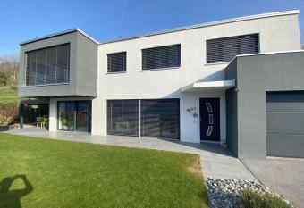 Villa luxueuse    10 minutes de Crans-Montana has rooms with a private hot tub