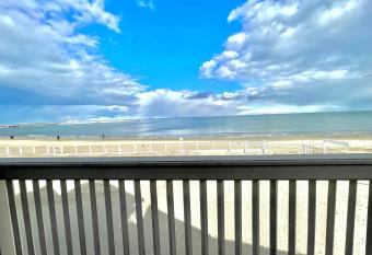 Hotel Zhong Hua has rooms with a private hot tub