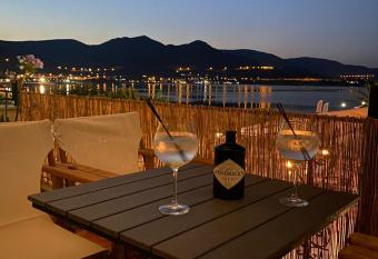 Guest house del Mar allows 18 year olds to book a room