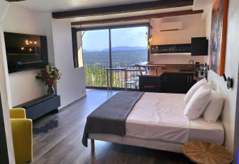 L essens has Balcony rooms