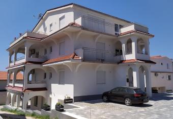 Villa Behar has Balcony rooms