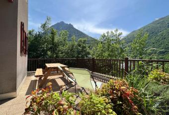 Duplex & terrasse panoramique. Parking. Piscine   t   allows 18 year olds to book a room