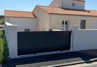 Bel appartement chez particulier calme et piscine has Balcony rooms