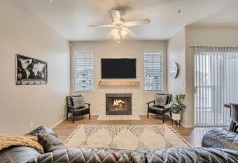 2 Jumbo King Beds w Pool 4K TVs Close to Hill AFB has rooms with a private hot tub