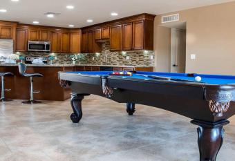 Hot Tub! 10Beds! Old Town Scottsdale Stays has rooms with a private hot tub