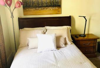 Beautiful Room in the Heart of Fair Oaks allows 18 year olds to book a room