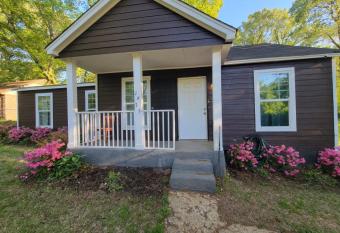 Cabin Like Home on 1.5 Acres , Sleeps Up to 14 has Balcony rooms