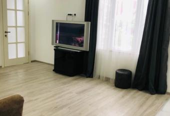 teo hous has Smoking rooms