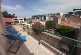 Centre, Grand T2 balcon Pkg, plage gare 600m has Balcony rooms