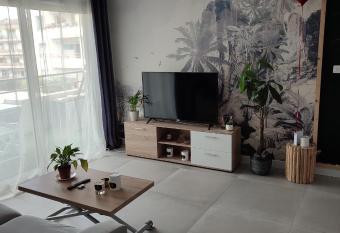 Superbe appartement T2 en plein centre avec piscine allows 18 year olds to book a room