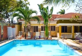 Cresent Bay Apartments has Balcony rooms