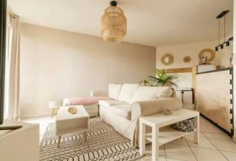 Appartement Cosy - Parking gratuit - Piscine partag  e allows 18 year olds to book a room