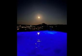 Jaccuzi Airport House has Balcony rooms