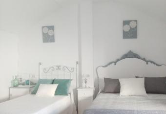 La casa de la tita Mar  a Jes  s has Balcony rooms