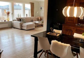 Byn  r villa v/NTNU.Garasje internett, badstue,hage has Balcony rooms