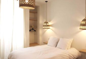 Charmant studio en plein coeur de Tain l Hermitage allows 18 year olds to book a room