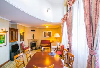 Hotel Opera has rooms with a private hot tub