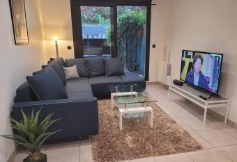 Superbe APPARTEMENT 2 pieces avec jardin entre Paris & Dysney has Balcony rooms