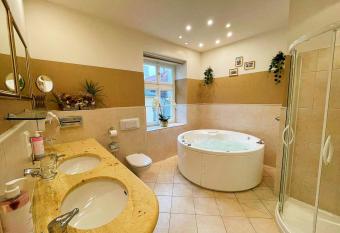 Great Polonia Krak  w Old Town has rooms with a private hot tub