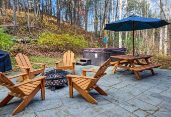 Sleepy Hollow 5BR Cabin - National Park 7 Min, Hot Tub, Fire Pit, Sleeps 12 has rooms with a private hot tub