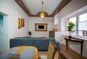 Sch  ne Ferienwohnung mit kleiner Terasse allows 18 year olds to book a room