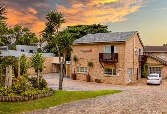 Phumanathi Guesthouse has rooms with a private hot tub