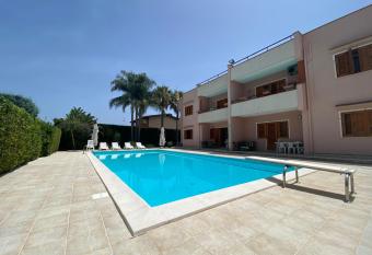 Molucche 22- Appartamenti privati in Villa con piscina allows 18 year olds to book a room