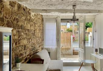 Joli studio avec terrasse    deux pas de la plage has Balcony rooms