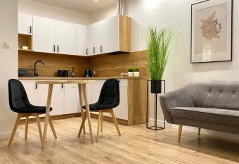 Nowoczesny Apartament w Dzier  oniowie - parter - balkon - pok  j + sypialnia allows 18 year olds to book a room