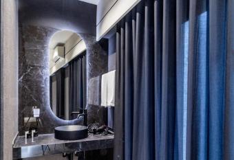 4 Suites  has rooms with a private hot tub