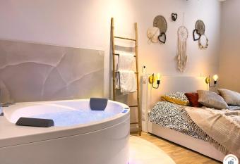 The Pearl Baln  o SPA Ecran g  ant Opt Parking has rooms with a private hot tub