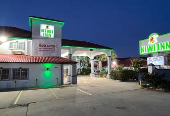 Kiwi Inn Willowbrook Hwy249 has rooms with a private hot tub