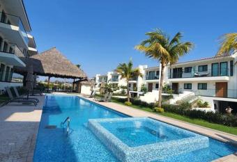 Golf Course Villa has Balcony rooms