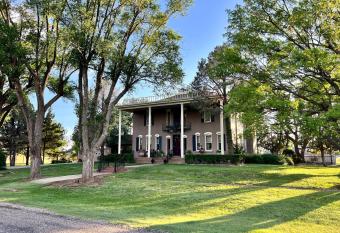 The Cw House has Balcony rooms