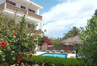 Apartamentos Can Salas allows 18 year olds to book a room