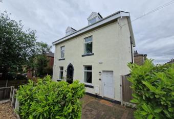 Milne Apartment 2 has Balcony rooms