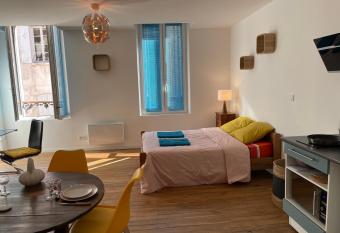 Le studio de la Fosse Dionne allows 18 year olds to book a room