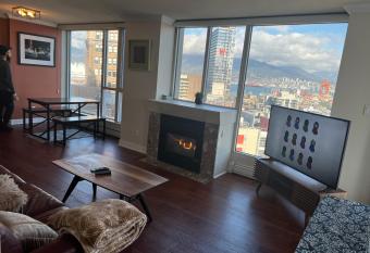 3 BED 2 BATH DOWNTOWN VANCOUVER WATER AND CITY VIEWS has Balcony rooms