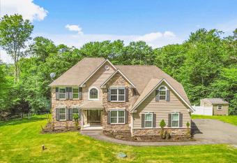 2 Acres 7BR Luxury Home Rental with Private Hot Tub in Blakeslee, Poconos 129 has Balcony rooms