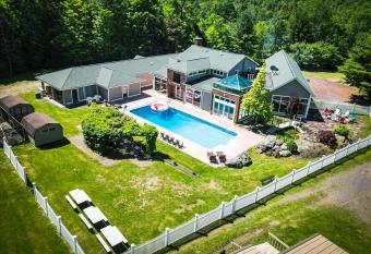 Luxury Villa for with Indoor Pool/Jacuzzi in Poconos, PA (252) has rooms with a private hot tub