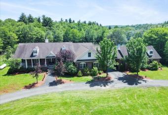 Serene view 10-BR Vacation house with Hot tub in Poconos has Balcony rooms