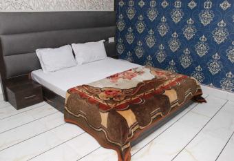 OYO Food Plaza allows 18 year olds to book a room