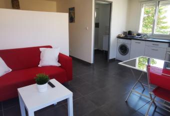 Grand studio lumineux allows 18 year olds to book a room