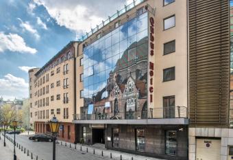 Qubus Hotel Wroc  aw allows 18 year olds to book a room